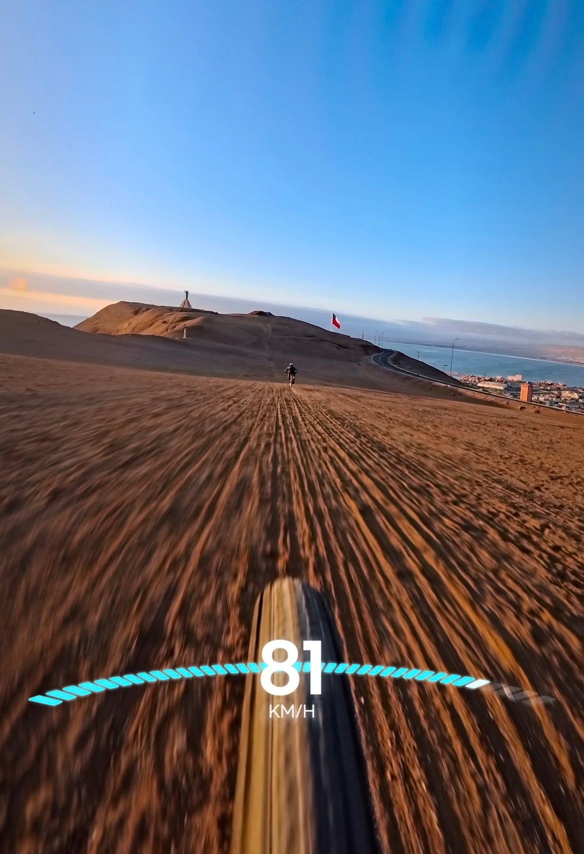 Bajada en mountain bike hacia el Morro de Arica